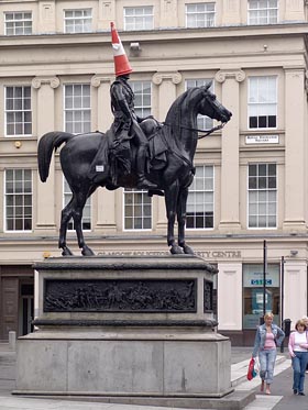 socha jezdce na koni s čepicí